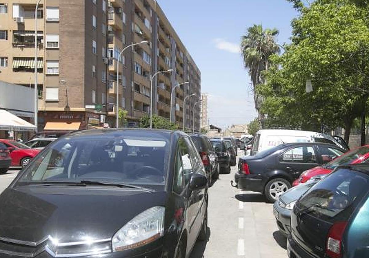 Coches mal aparcados en el barrio de Orriols en una imagen de archivo.