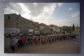 Traslado del chopo por parte de los vecinos hasta la plaza del pueblo, en una foto de archivo.