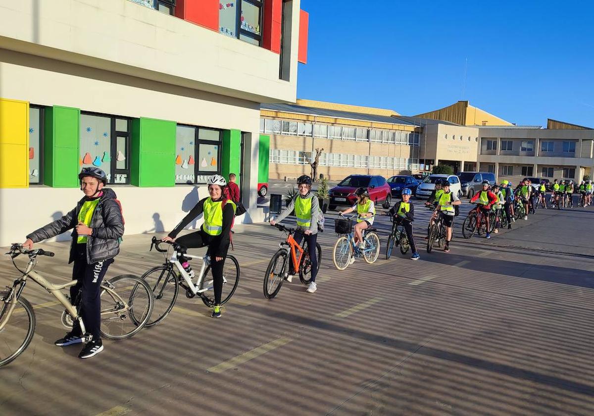 Alumnos en bicicleta para acudir al colegio.