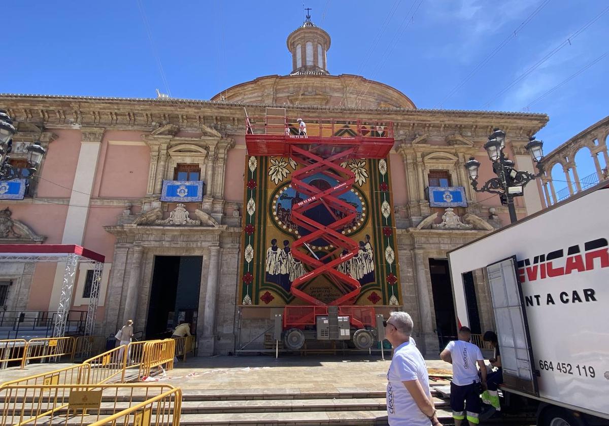 Fotos del montaje del tapiz de la Virgen de los Desamparados