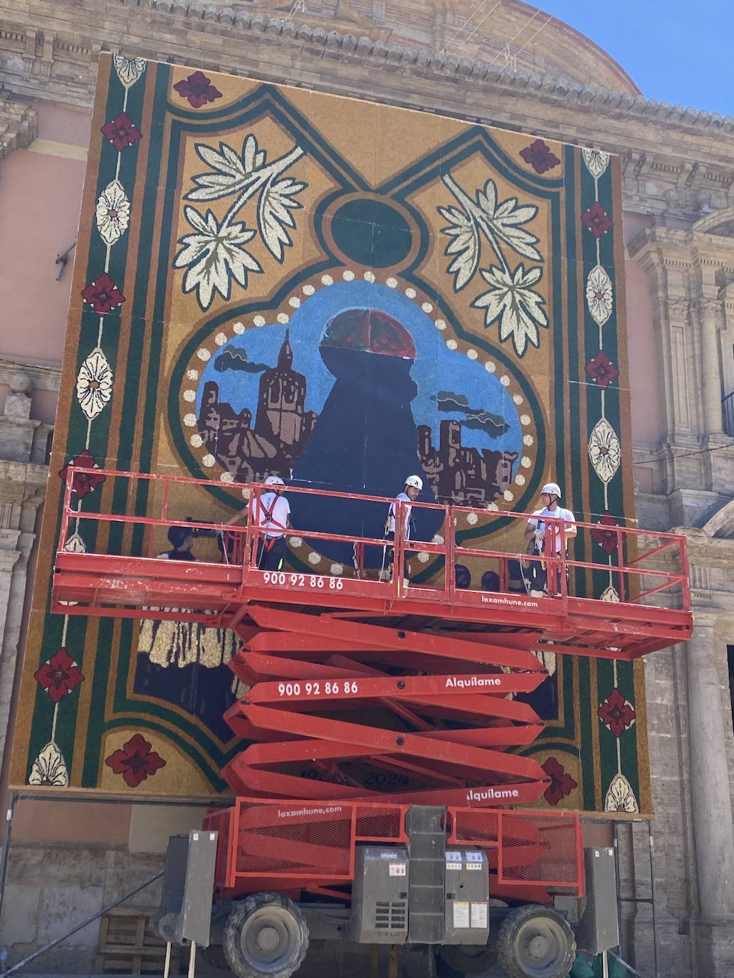 Fotos del montaje del tapiz de la Virgen de los Desamparados