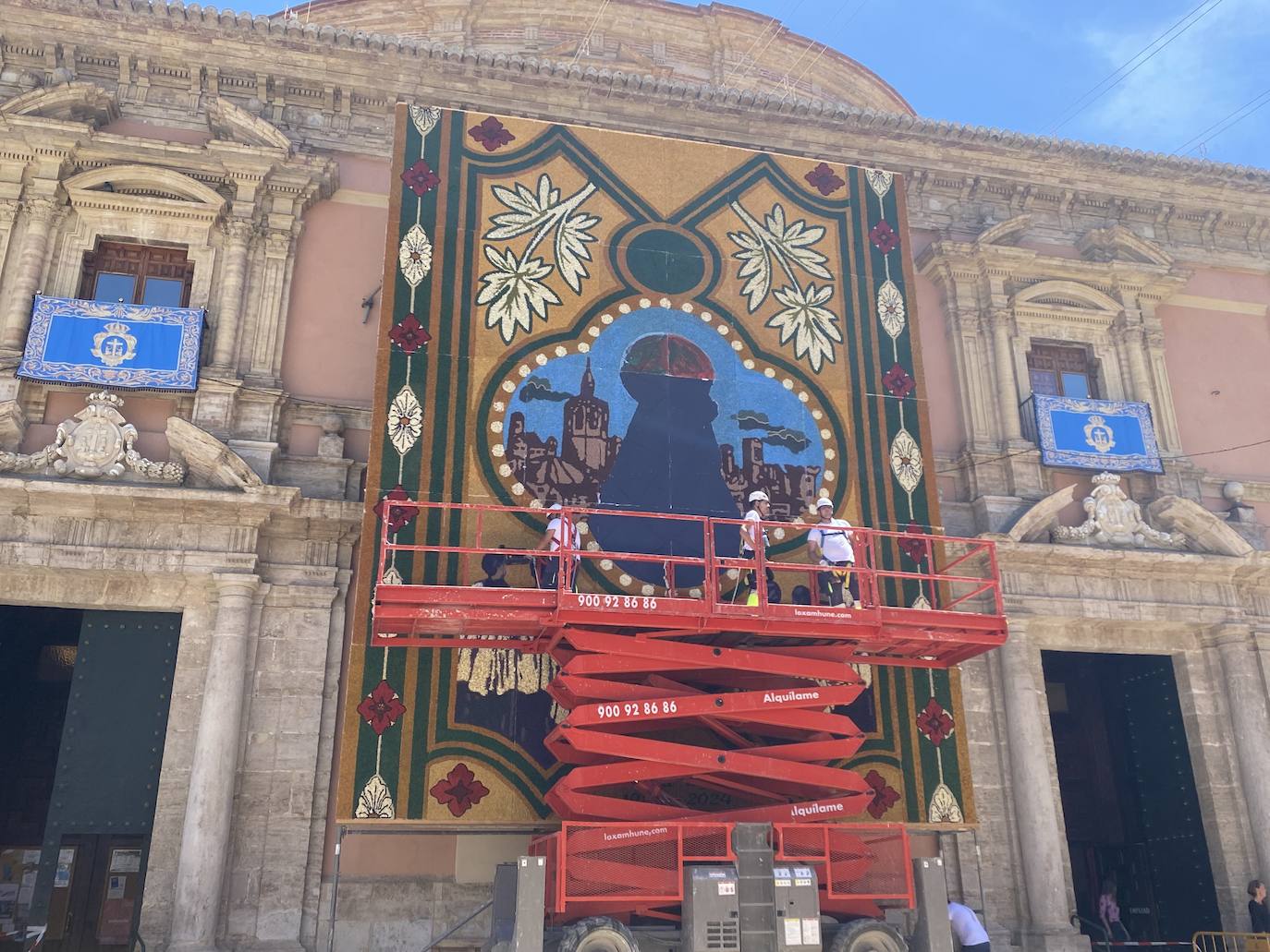 Fotos del montaje del tapiz de la Virgen de los Desamparados