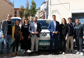 Miembros de la compañía, junto a Darío Moreno, alcalde de Sagunto.