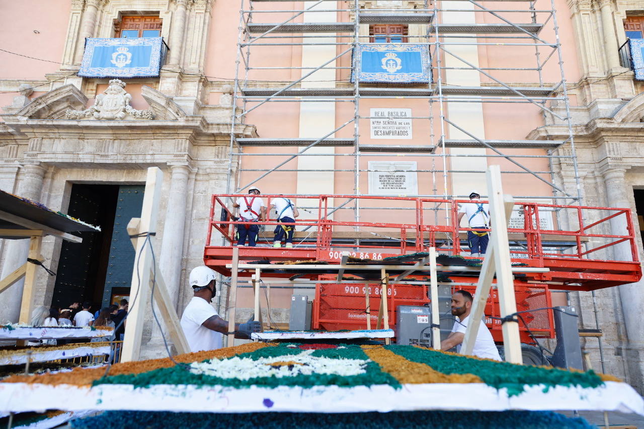 Fotos del montaje del tapiz de la Virgen de los Desamparados