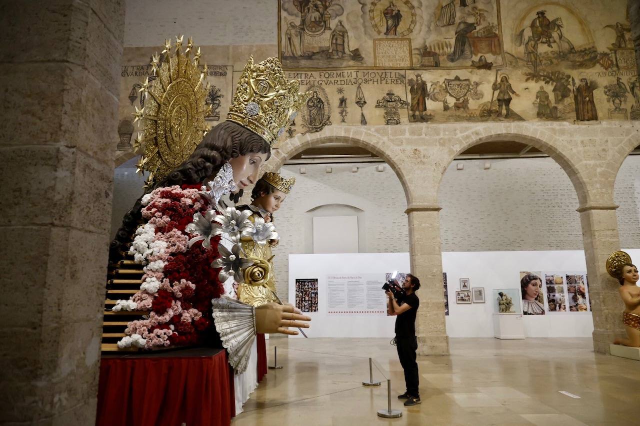 Fotos de la exposición que muestra el antes y después de la restauración del cadafal de la Virgen para la Ofrenda