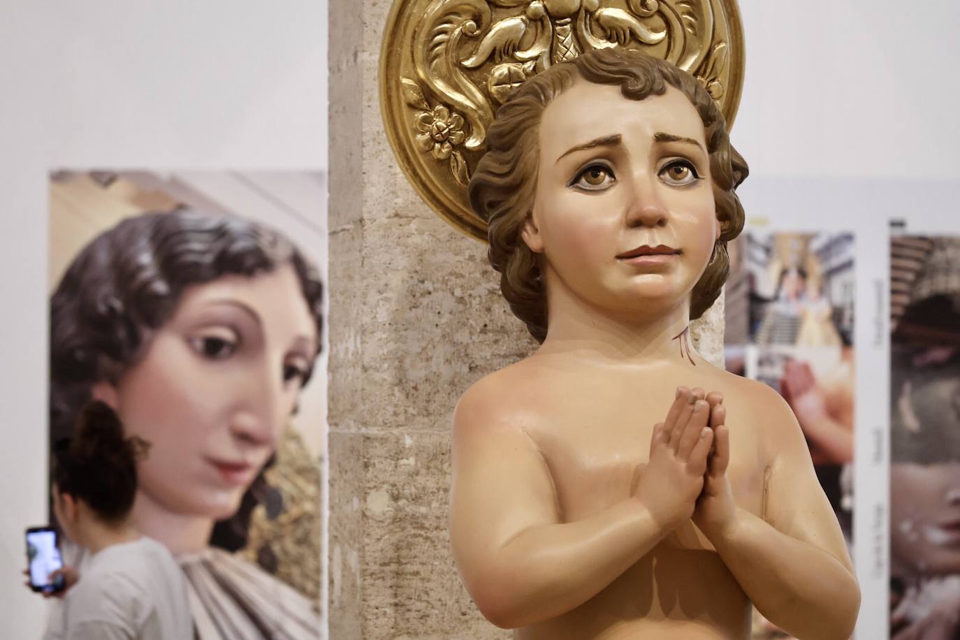 Fotos de la exposición que muestra el antes y después de la restauración del cadafal de la Virgen para la Ofrenda