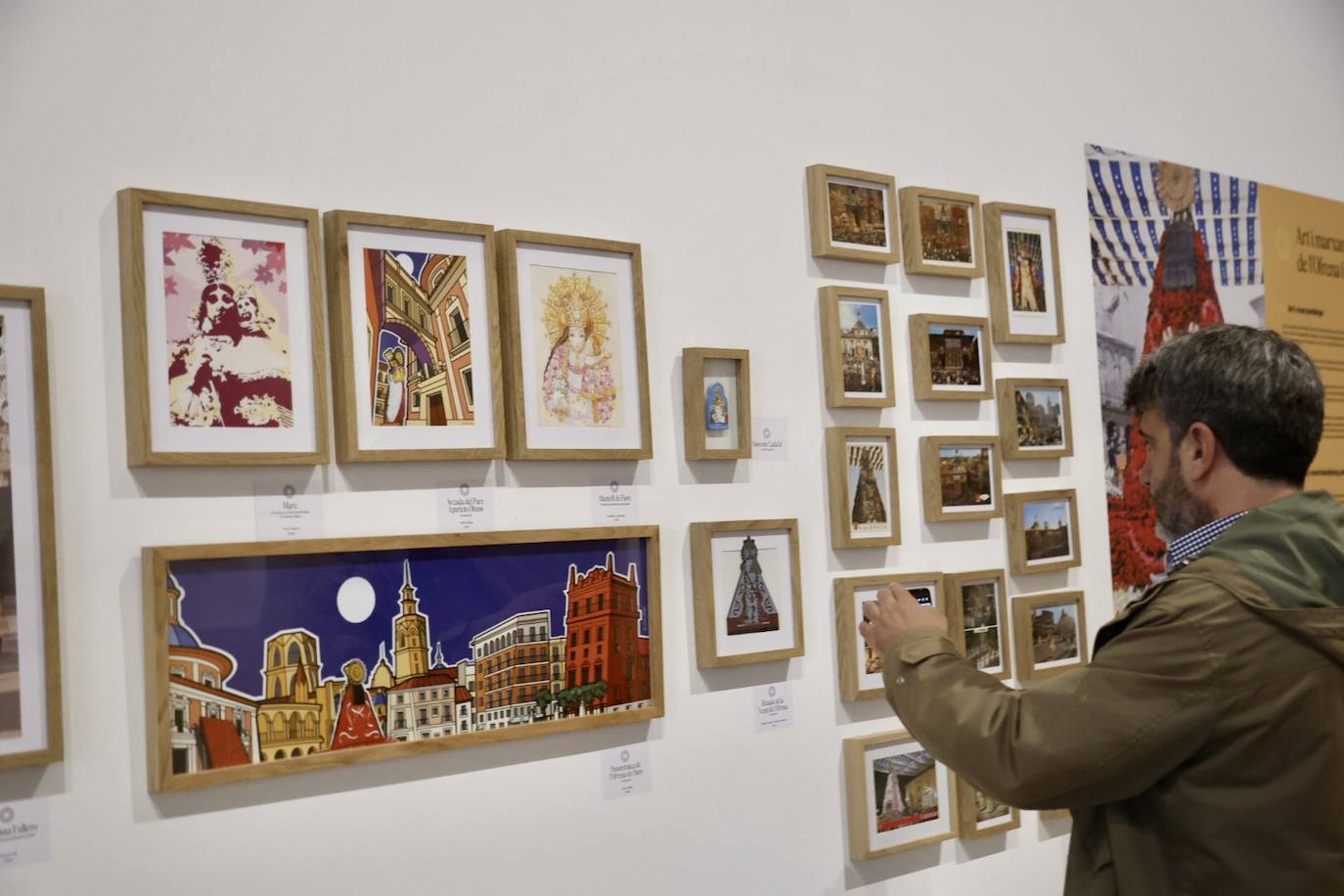 Fotos de la exposición que muestra el antes y después de la restauración del cadafal de la Virgen para la Ofrenda