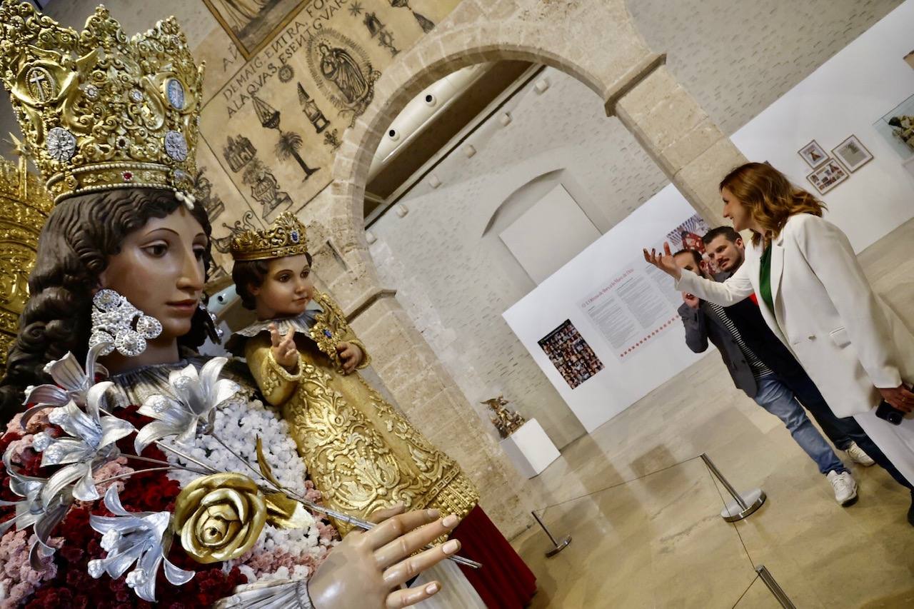 Fotos de la exposición que muestra el antes y después de la restauración del cadafal de la Virgen para la Ofrenda