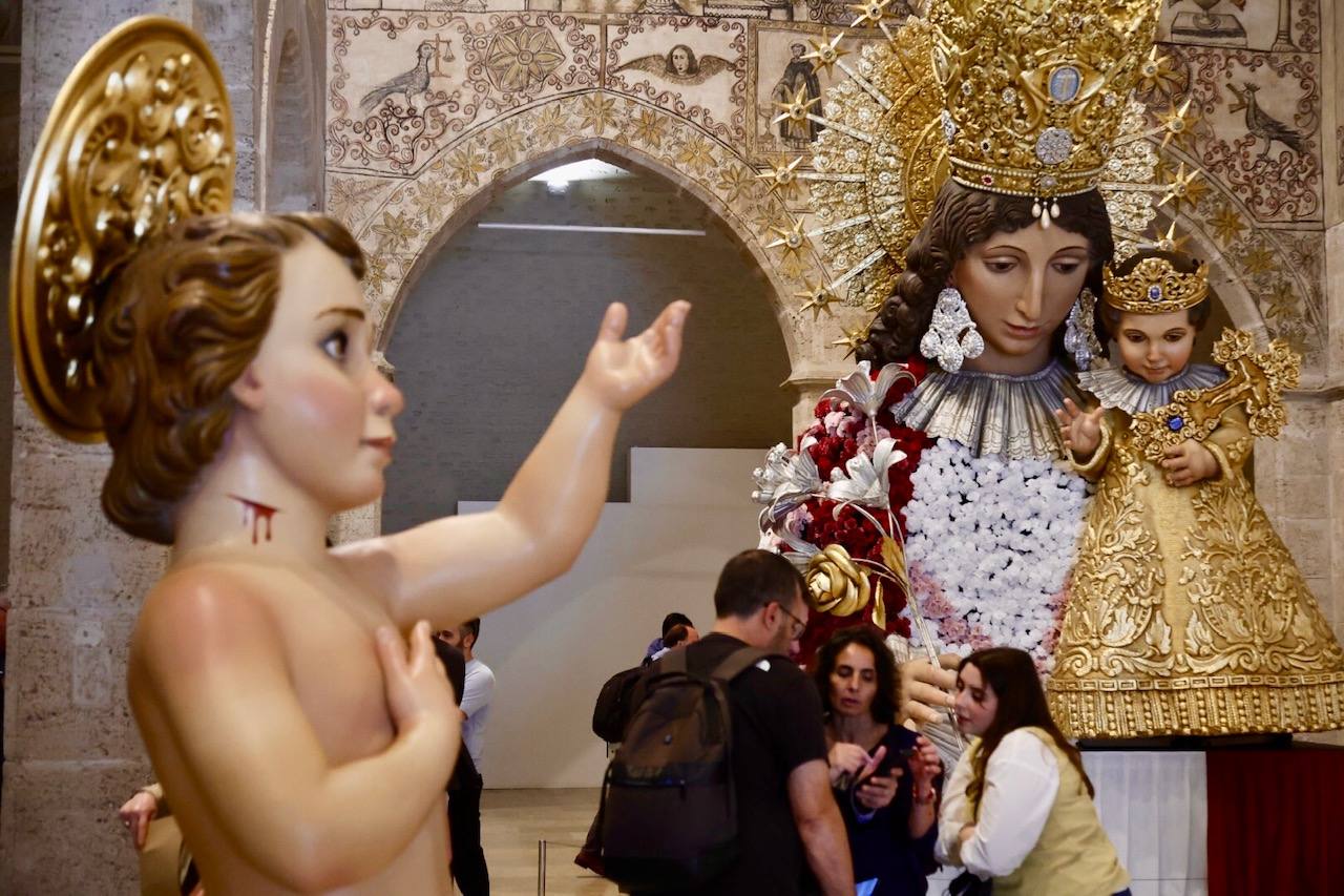 Fotos de la exposición que muestra el antes y después de la restauración del cadafal de la Virgen para la Ofrenda