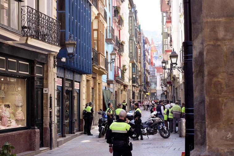 La Policía Local acordona la zona del accidente, en la calle Tendería.