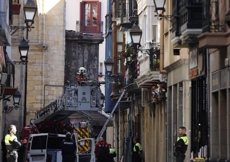 A la derecha, el edificio que se ha desplomado.