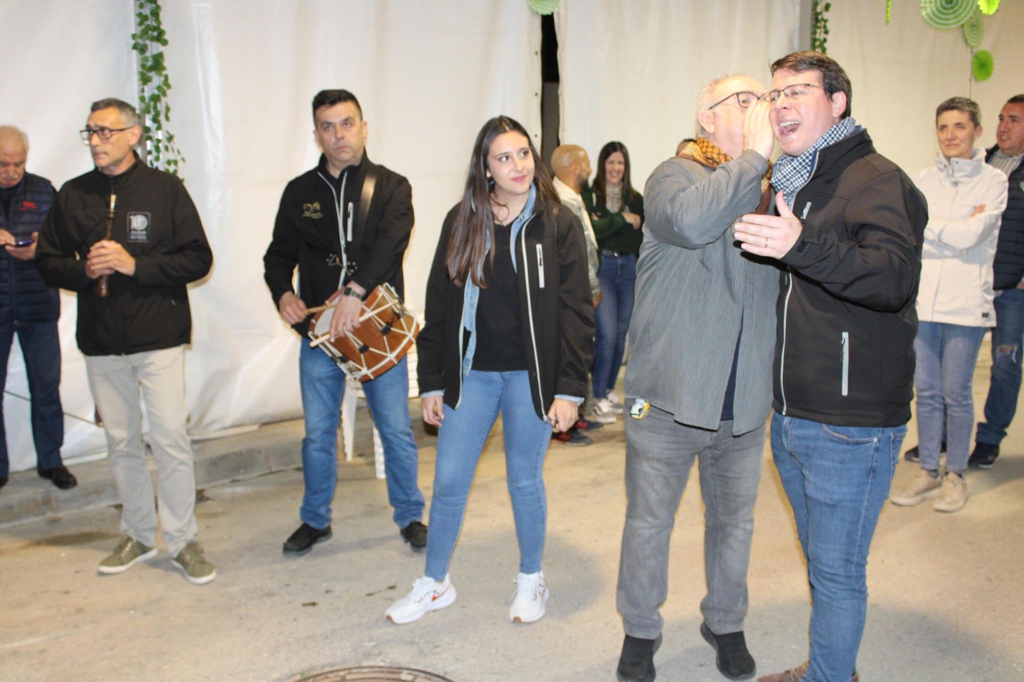 Raúl Luis Chillerón cantando albaes en las Fallas de Turís.