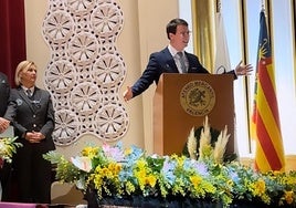 Raúl Luis Chillerón recitando poesía en el Ateneo Mercantil de Valencia.