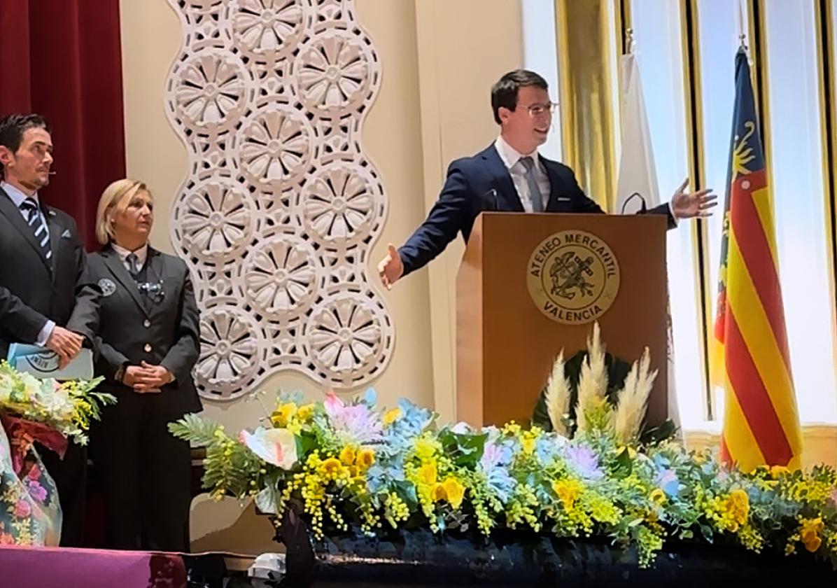 Raúl Luis Chillerón recitando poesía en el Ateneo Mercantil de Valencia.