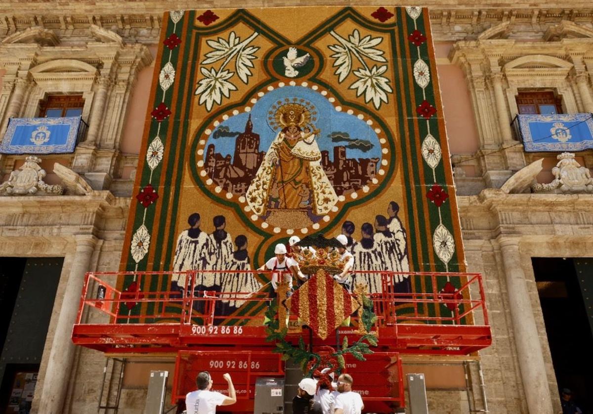 El tapiz de la Virgen rinde homenaje al centenario de la Missa d'Infants