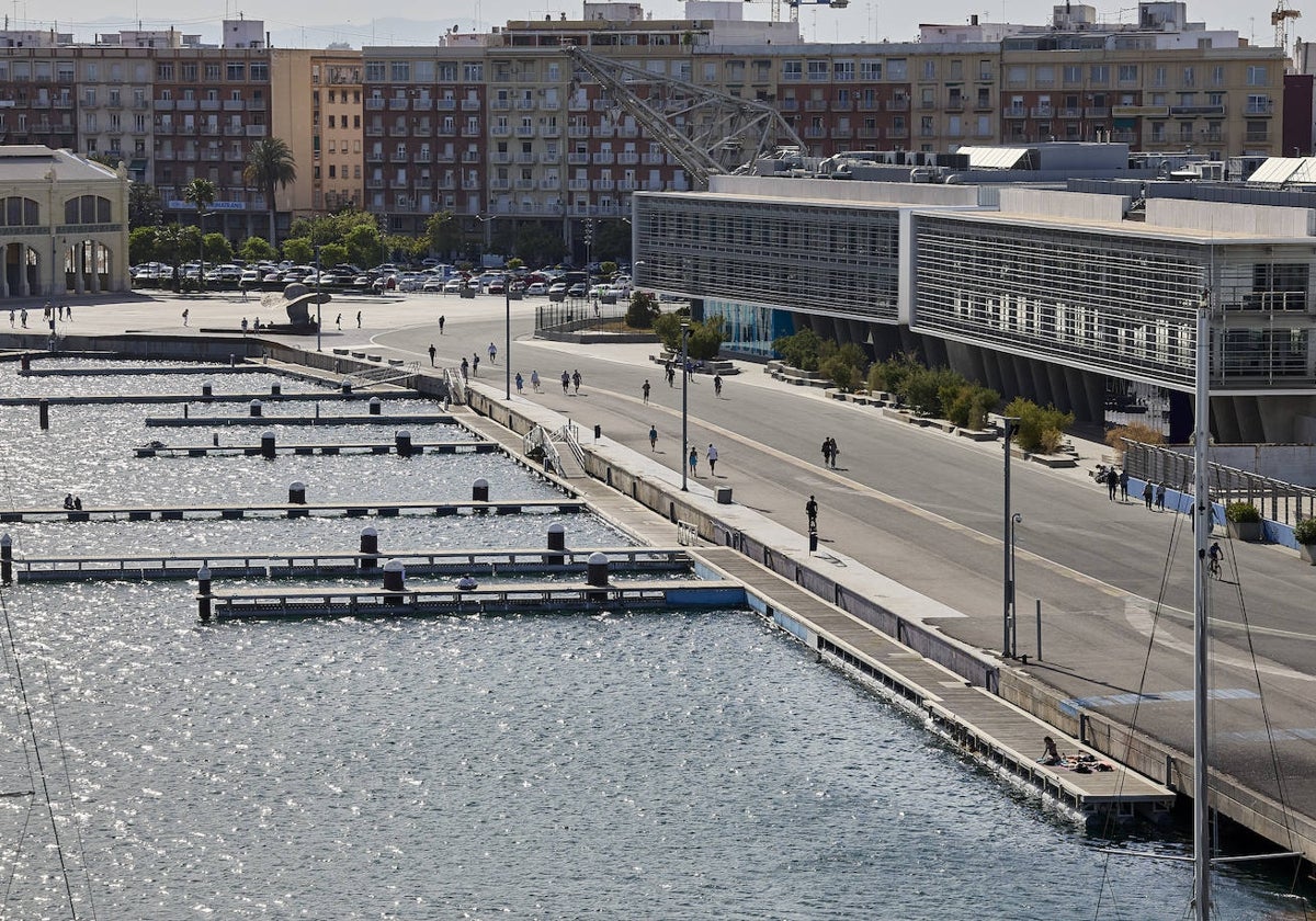 La Marina, con las instalaciones de Marina de Empresas a la derecha.