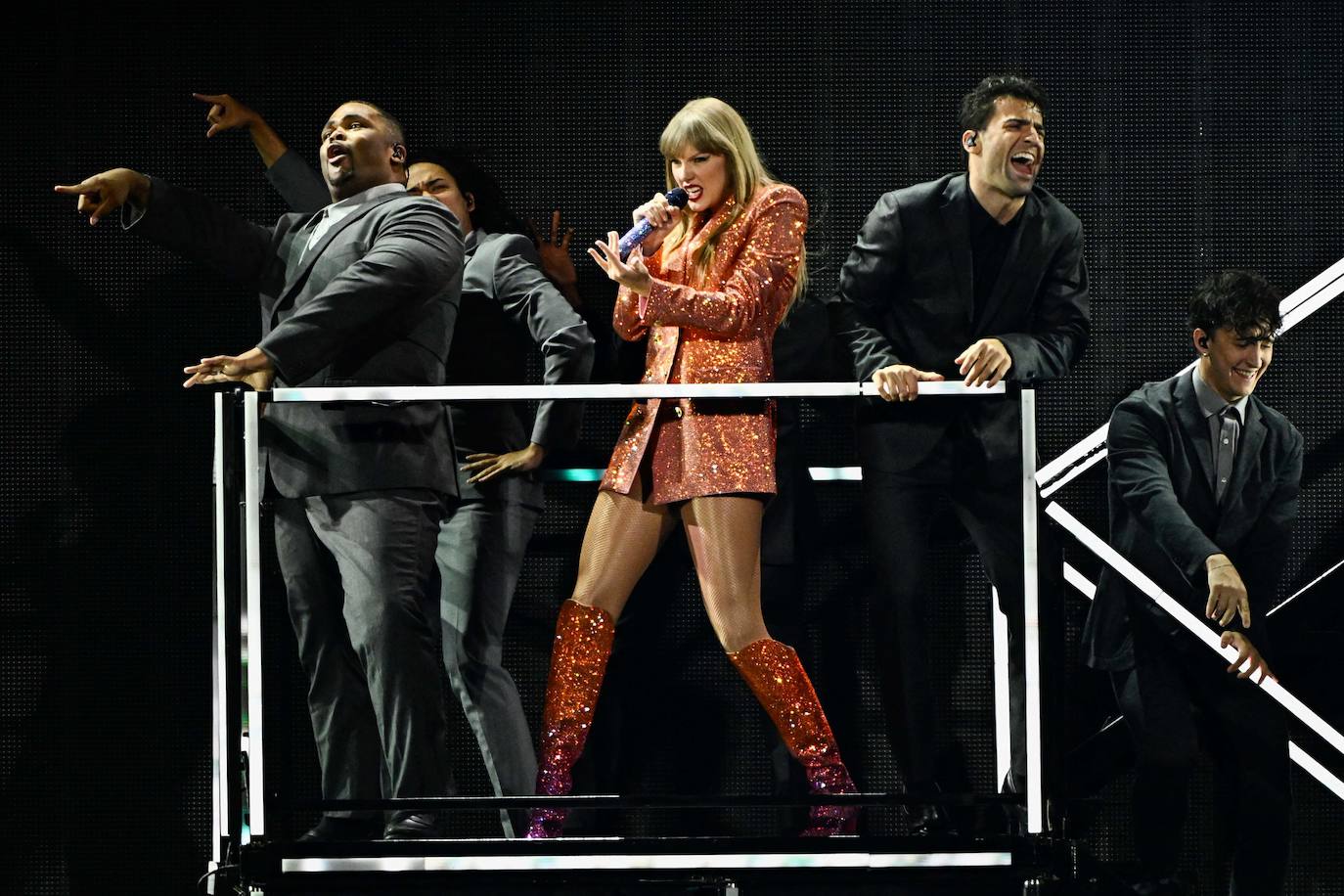 Taylor Swift revoluciona París con el primer concierto de su gira europea