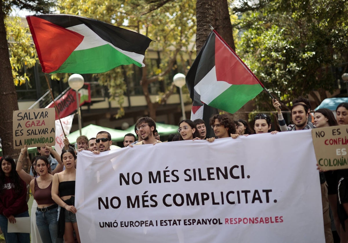 Acampados con una pancarta reivindicativa, tras la rueda de prensa.