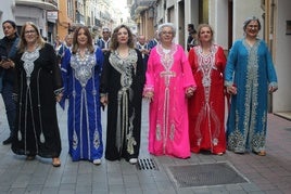 Miembros de los moros y cristianos de Alzira.