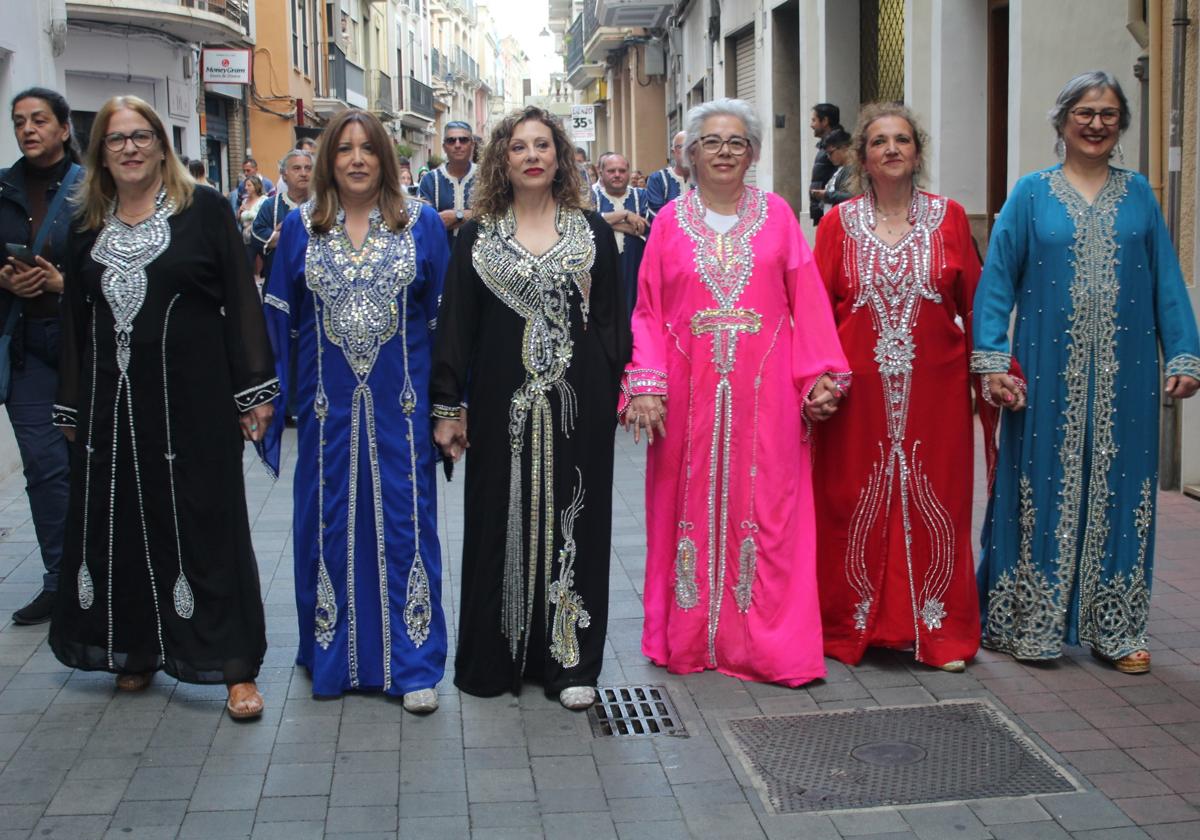 Miembros de los moros y cristianos de Alzira.