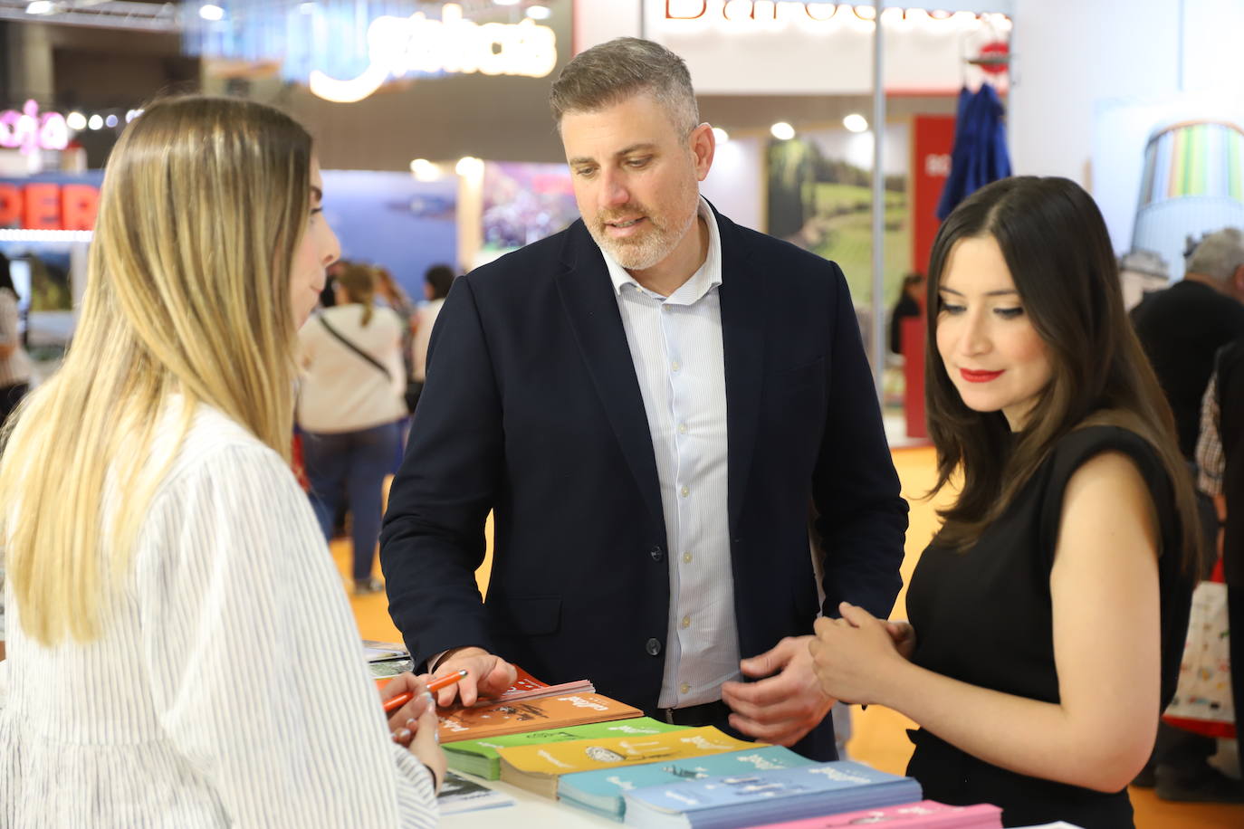 El alcalde y la edil de Turismo en la feria.