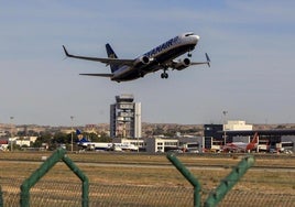 Un avión despega desde el aeródromo alicantino.