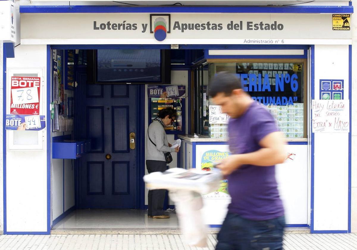 Loteros de una administración de Loterías y Apuestas del Estado, en una imagen de archivo.