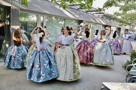 Ensayo de Marina García (FMIV 2024) y su corte, para preparar la dansà a la Mare de Déu.