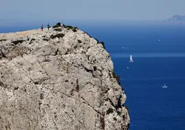 Las vistas desde los acantilados del Cap de Sant Antoni son espectaculares e incluso se llega a divisar Ibiza.