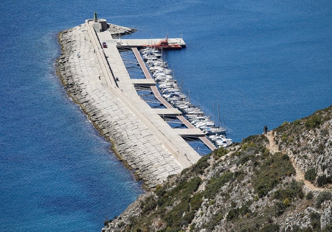 Parte de la zona portuaria de Xàbia que se ve desde el mirador del cabo.