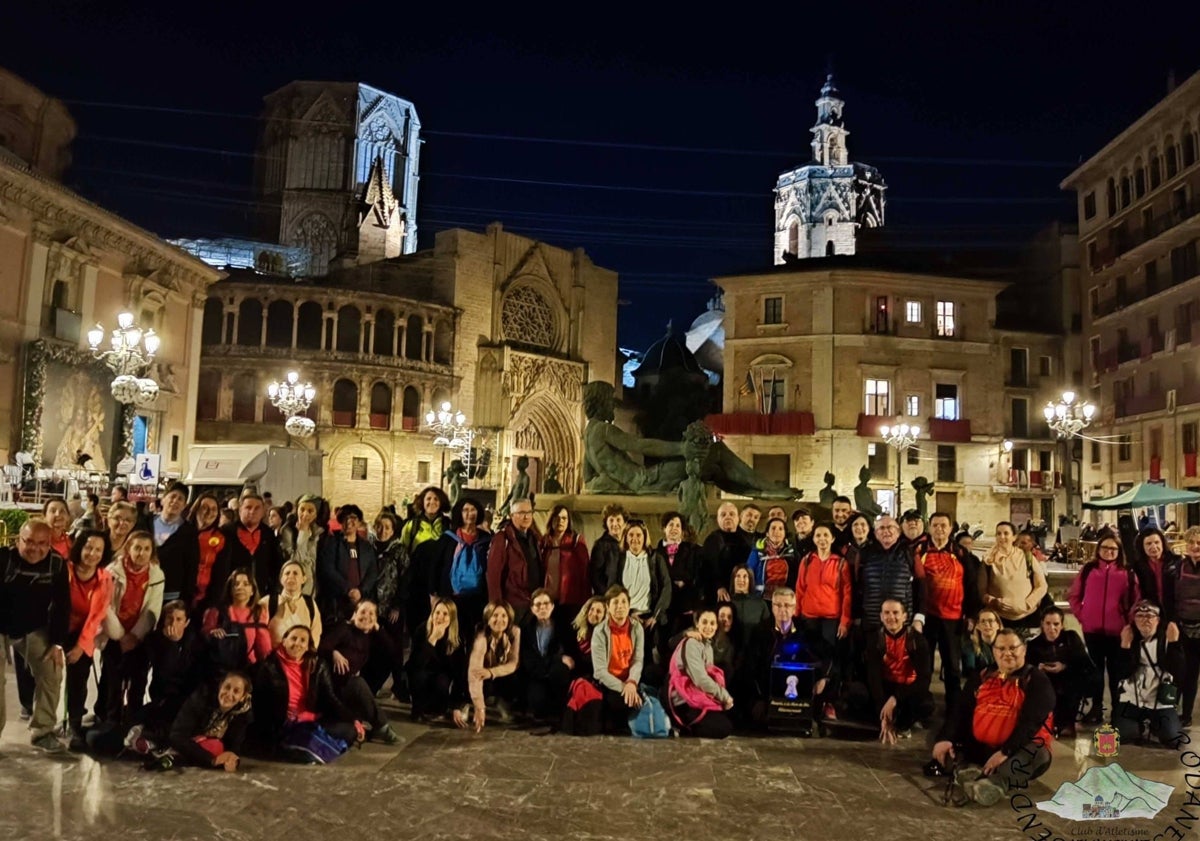 Imagen principal - Grupo de caminantes de Villamarxant, de Sueca y de El Marquesat.