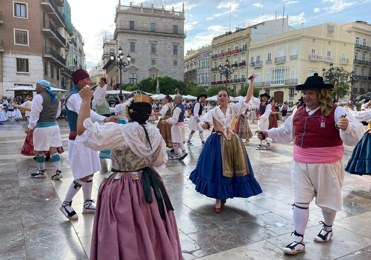 Imagen principal - Participantes en la dansà a la Virgen, en la tarde del sábado.