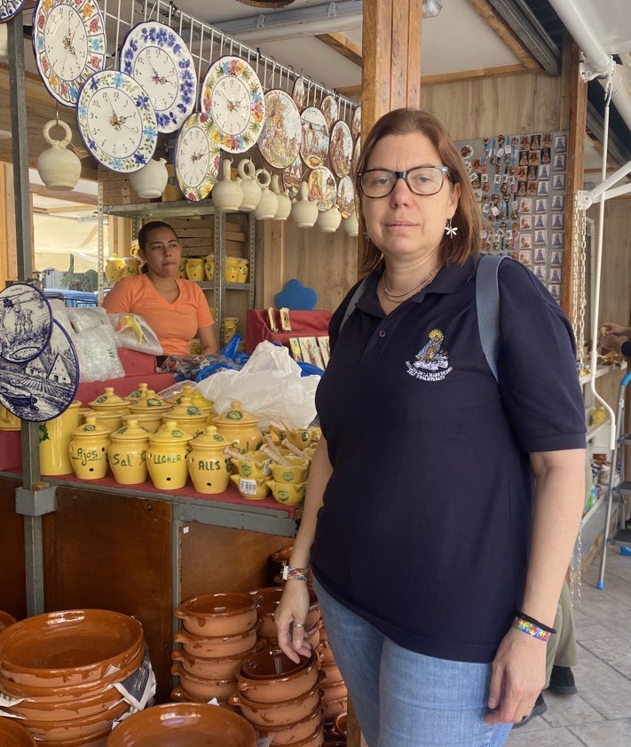 Imagen secundaria 2 - Parada de Valenceramics; el vendedor Juan José Fernández, y la madre de un escolán, Paz Moll.