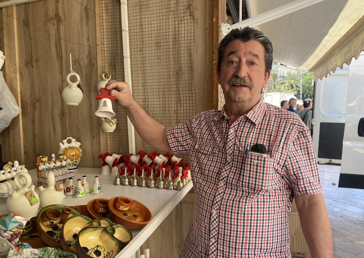 Imagen secundaria 1 - Parada de Valenceramics; el vendedor Juan José Fernández, y la madre de un escolán, Paz Moll.