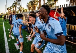 Los jugadores del Juvenil A del Levante celebran el campeonato de Liga.