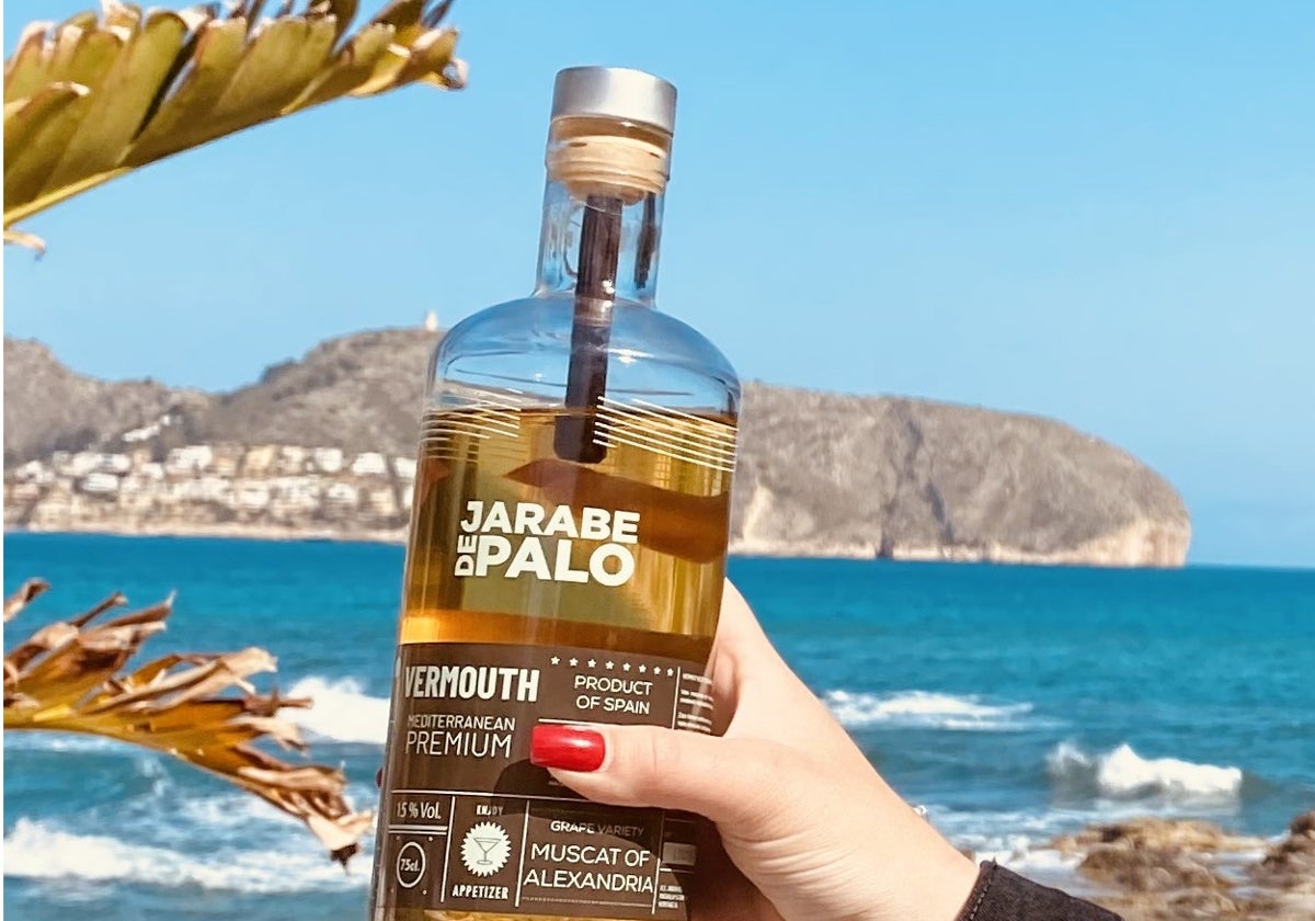 El vermut Jarabe de Palo frente al Cap d´Pr d Moraira.