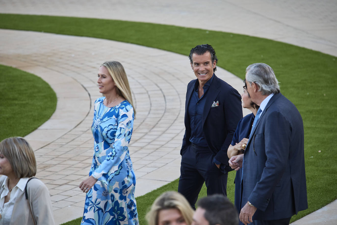 Paco Gavilán, conversando con Ana Serratosa y Javier Vela.