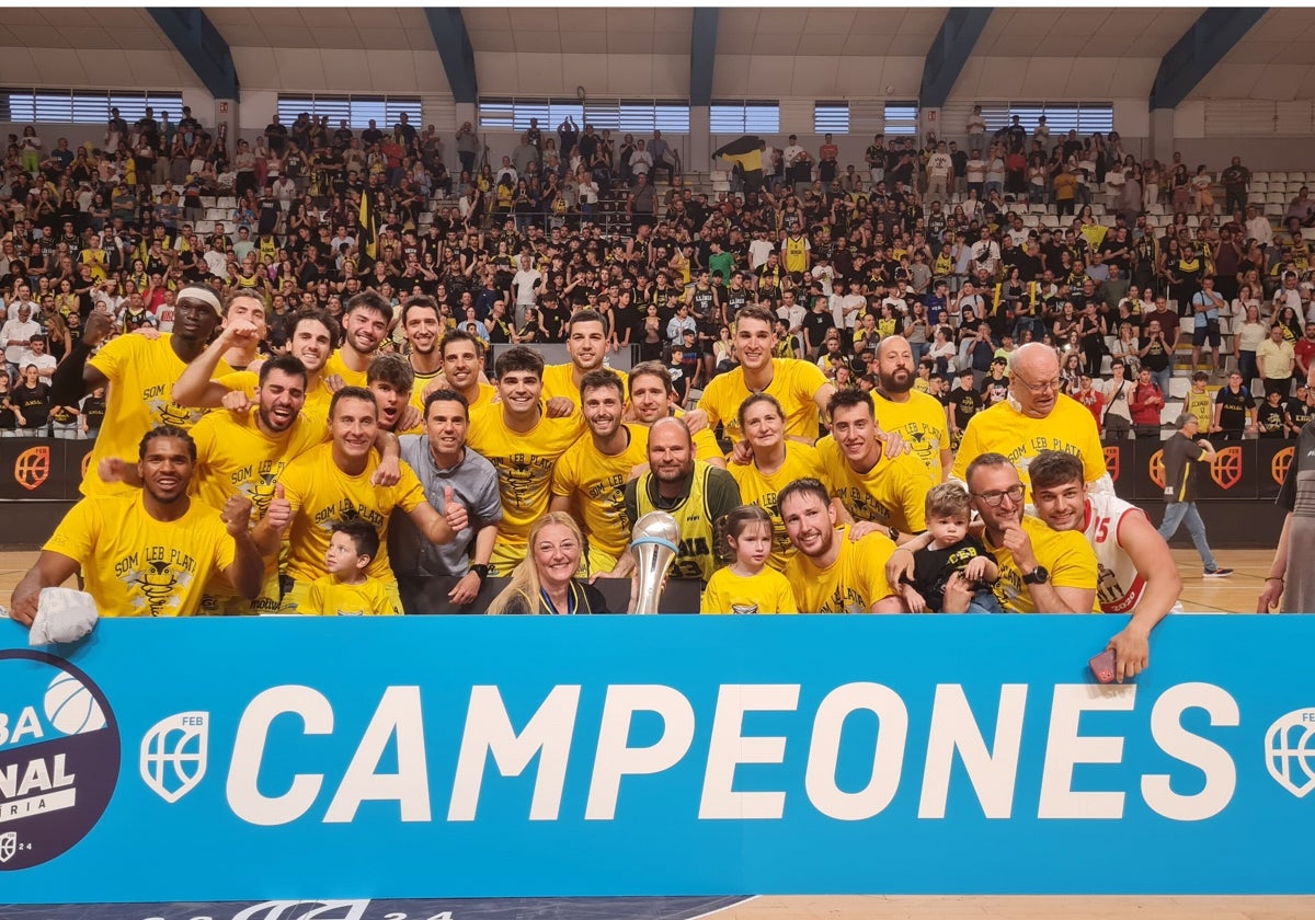 El Refitel Lliria posa con el cartel de campeón de la Fase de Ascenso.