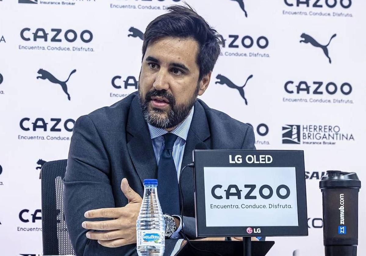 Javier Solís, durante una comparecencia en Mestalla.