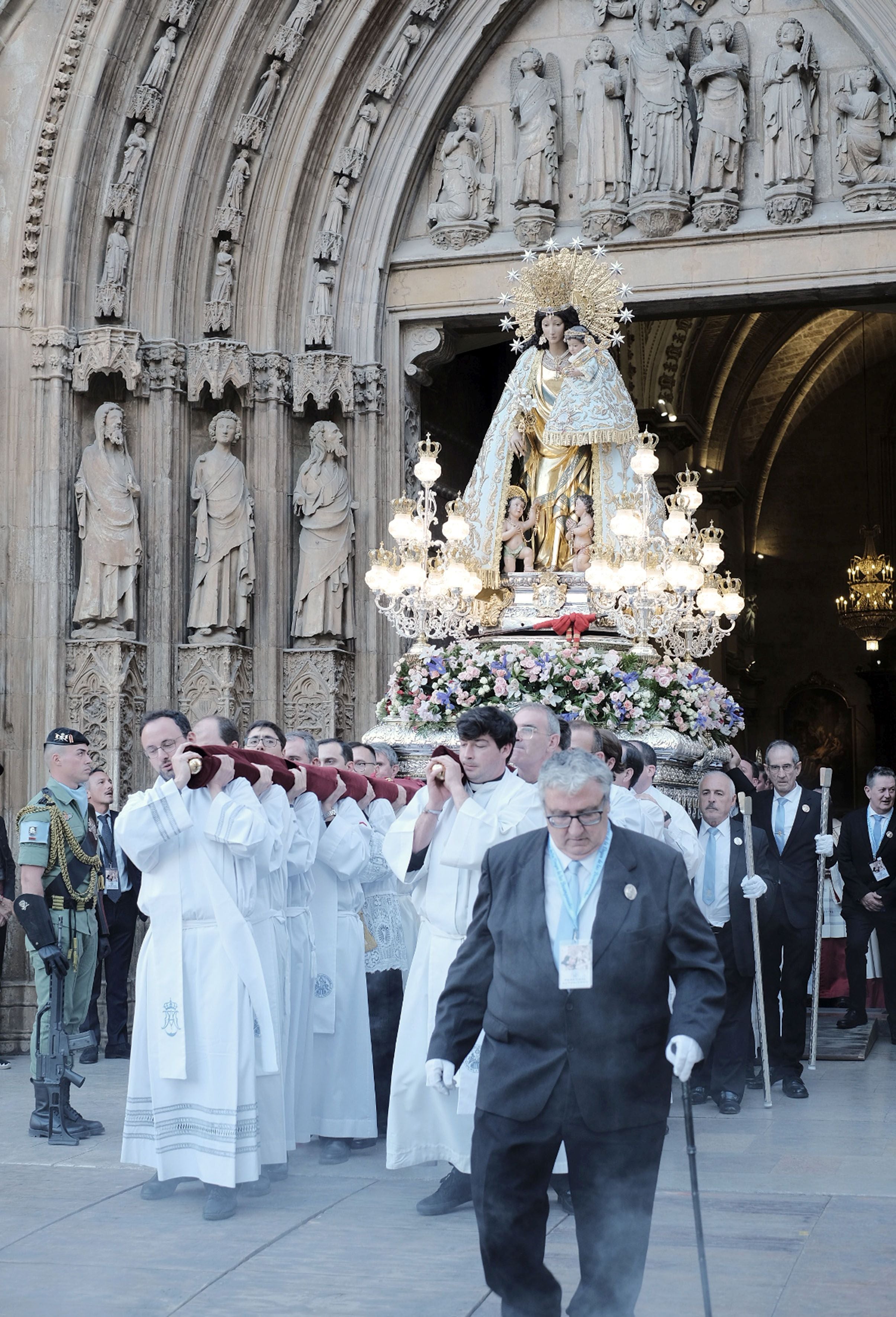 Los valencianos viven la procesión de la Mare de Déu