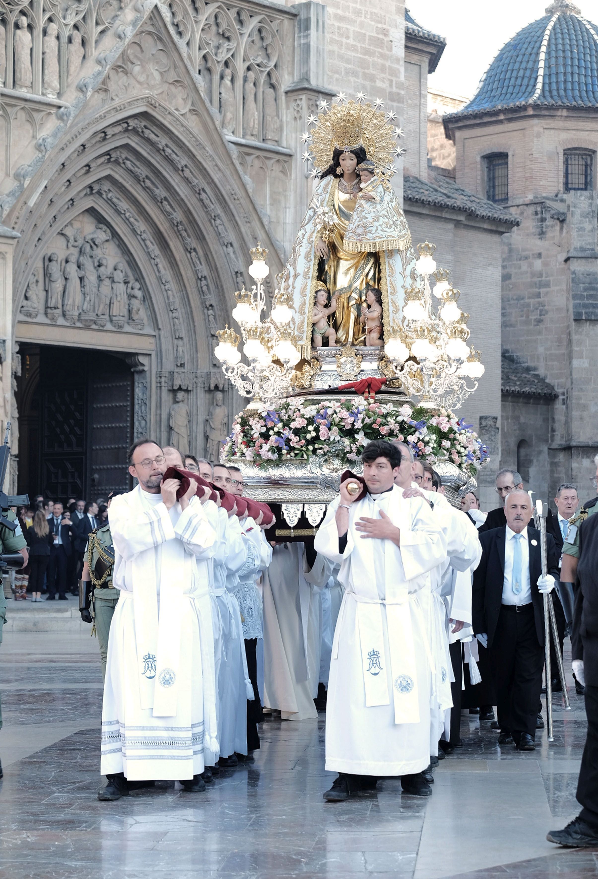 Los valencianos viven la procesión de la Mare de Déu