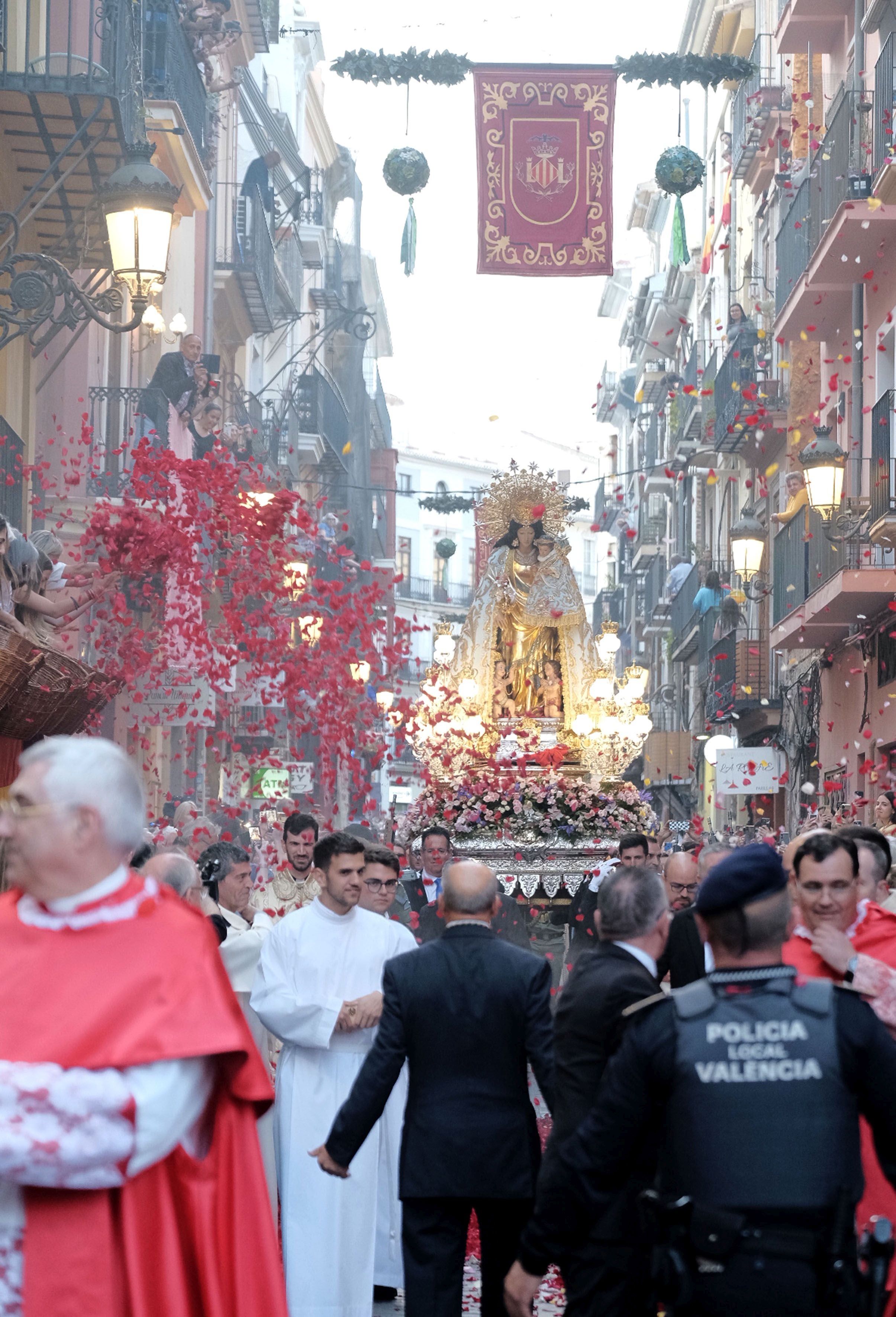 Los valencianos viven la procesión de la Mare de Déu