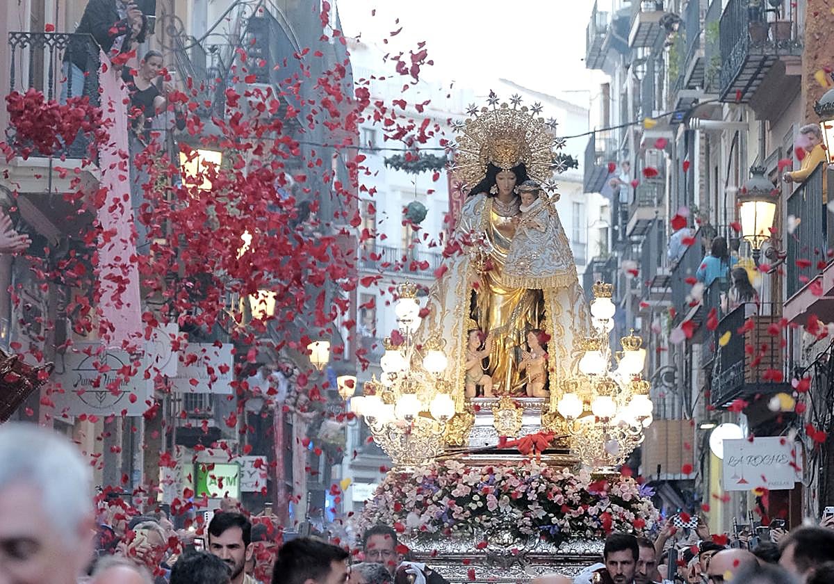 Los valencianos viven la procesión de la Mare de Déu