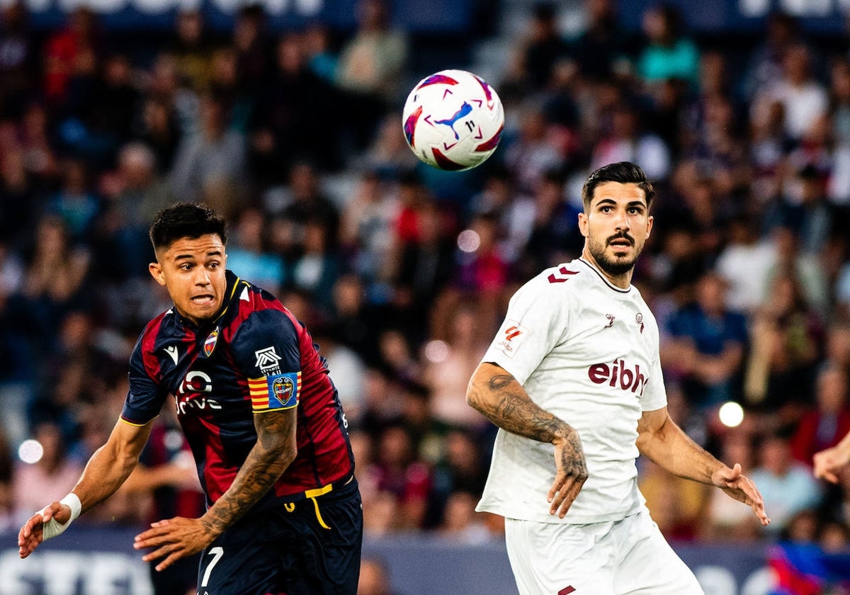 Brugui y Berrocal pugnan por un balón el pasado sábado.