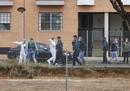 Un grupo de guardias civiles, el 8 de marzo de 2021, en el lugar donde se produjo la agresión.