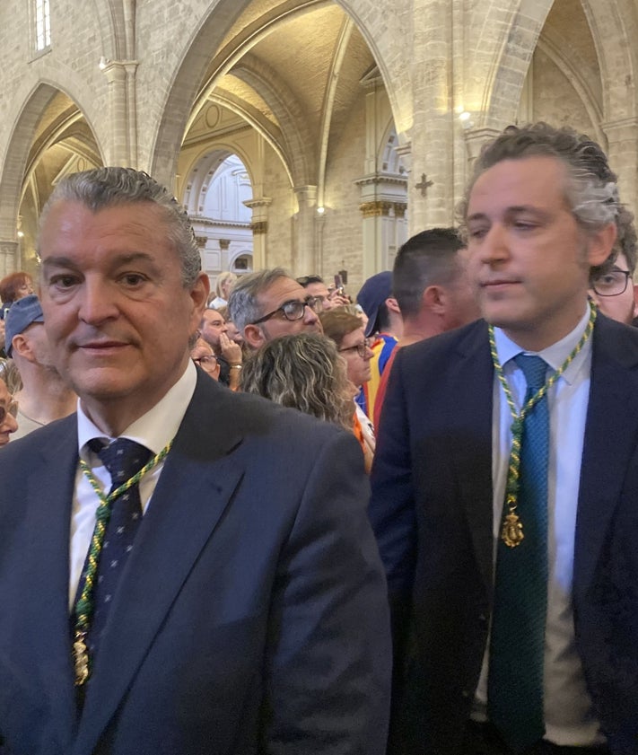 Imagen secundaria 2 - El rector de la Basílica, Melchor Seguí, junto a la camarera de la Virgen, María Dolores Alfonso; Covadonga Balaguer (FMV 1989) y el joyero Argimiro Aguilar.