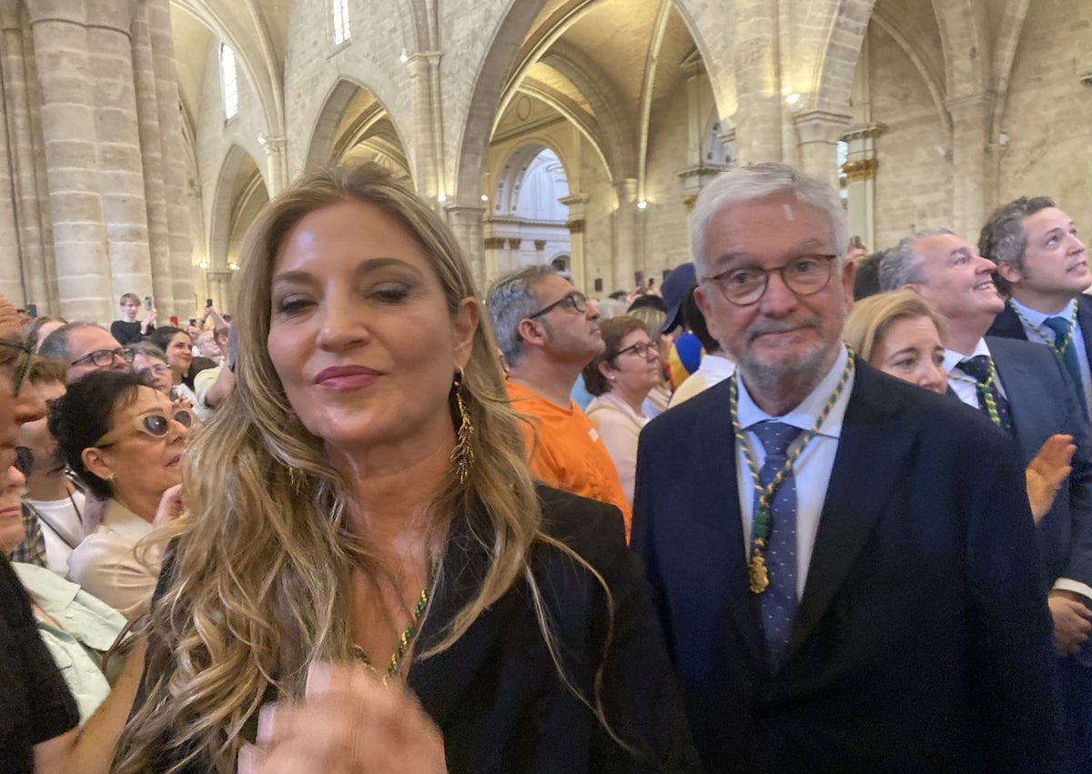 Imagen secundaria 1 - El rector de la Basílica, Melchor Seguí, junto a la camarera de la Virgen, María Dolores Alfonso; Covadonga Balaguer (FMV 1989) y el joyero Argimiro Aguilar.