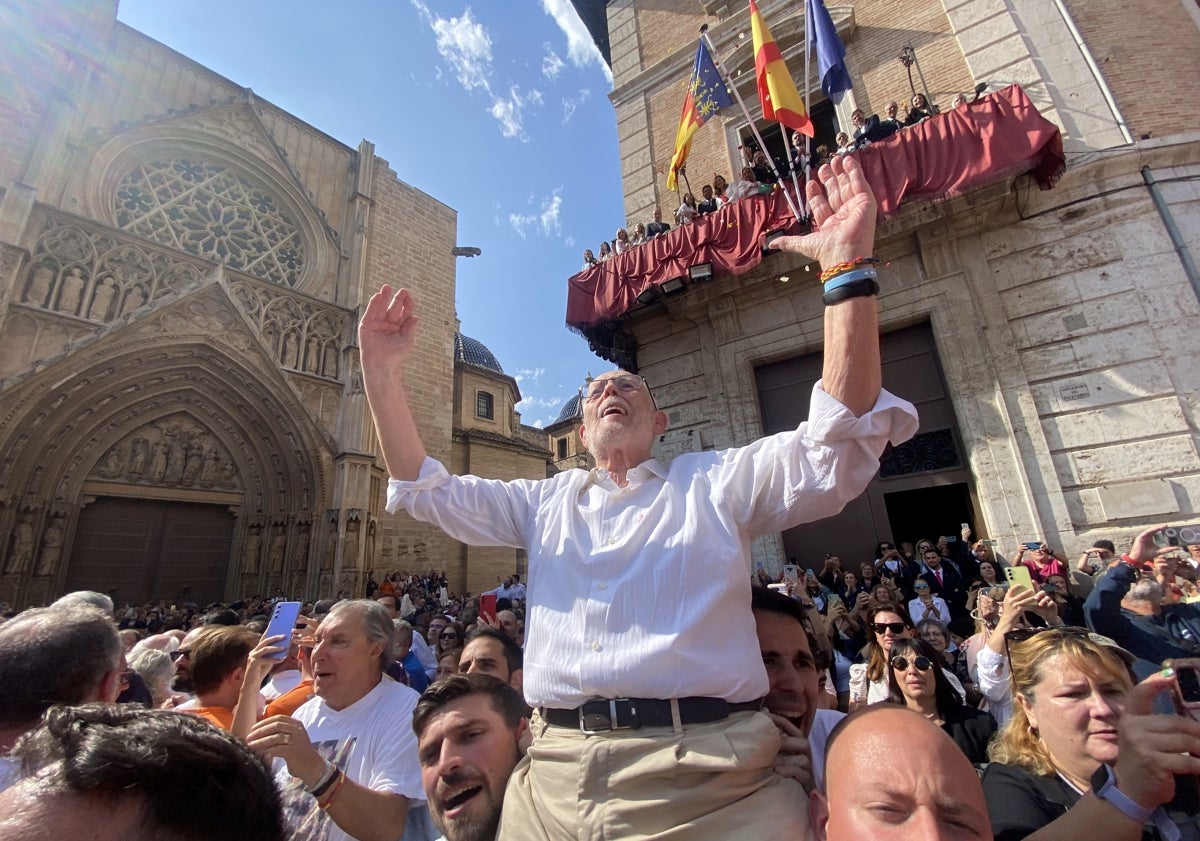 Imagen principal - Elversador Rafa Ferrero, fallero de Reino de Valencia; palco de autoridades y Pere Borrego, presidente de Na Jordana, con su hijo.