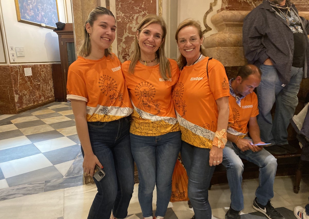 Imagen secundaria 1 - Grupo de Eixidors, antes del inicio del Traslado; Amparo Negre y su hija Jimena Velázquez, de Madrid, junto a María Ángeles Herrero; y Laura Carsí (FMIV 1980 y Diego García.