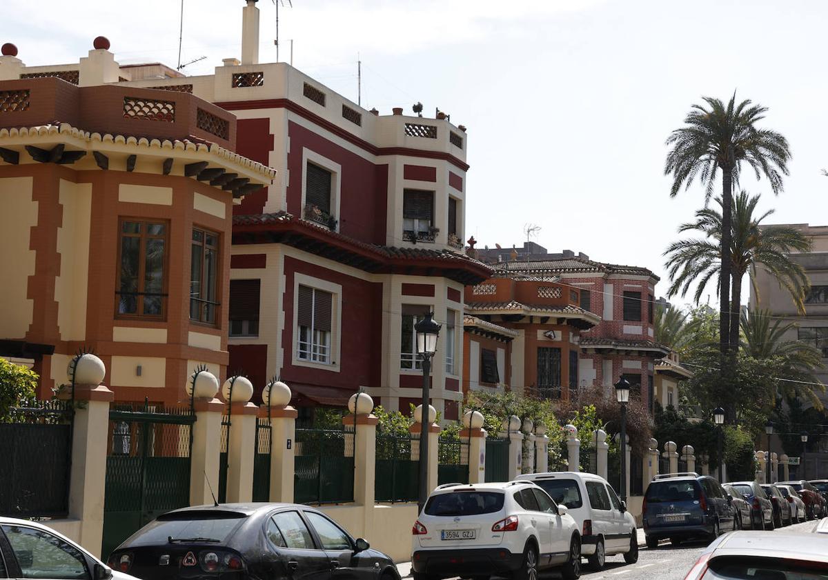 Imagen principal - Algunas de las Casas de los Periodistas que se encuentran en la primera manzana de la avenida Blasco Ibáñez.